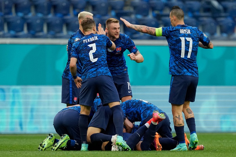 EURO 2020: Slovakia Beat Ten Man Poland 2-1