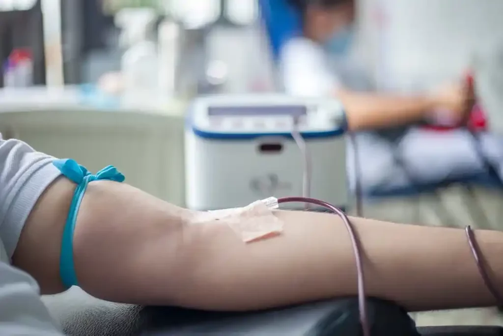 Person donating blood. Blood donation It saves millions of lives each year, both in routine and emergency situations, enabling complex medical interventions and significantly improving the life expectancy and quality of life for patients