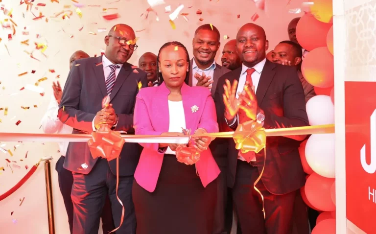 Njeri Jomo, CEO of Jubilee Health Insurance, officially cuts the ribbon to open the First Center of Excellence Agency Office at the Jubilee Exchange Building in Nairobi. She is joined by Sylvester Ouma, GM Retail Business (left), Kissinger Chalingo, Agency Manager (right), and Eugene Mutekhele, CFO JHIL (behind).