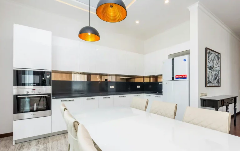 From modern kitchens to elegant bathrooms, quartz countertops offer a wide range of colors and patterns with exceptional durability and easy care.1 Find the perfect style for your space.