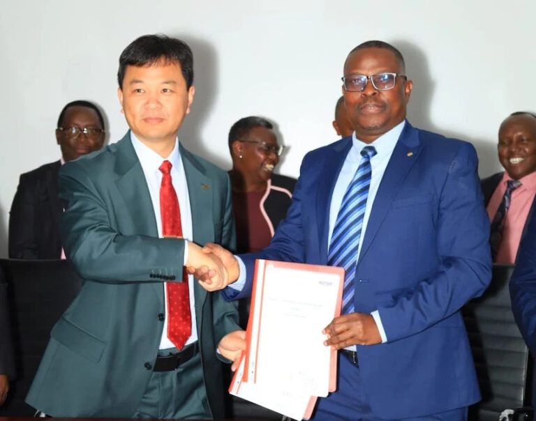 ohn Masanda, CEO of Sofax Fluorspar Kenya, and Charles Cheng, CEO of Mizztech Group, shaking hands or signing the EPC contract at the Kenya Chamber of Mines Gala Dinner 2025.